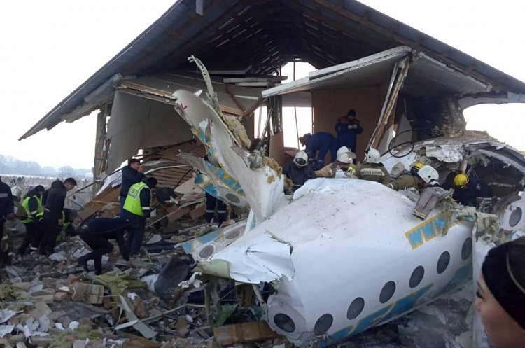 15 νεκροί, 66 τραυματίες μετά από συντριβή αεροπλάνου στο Καζακστάν