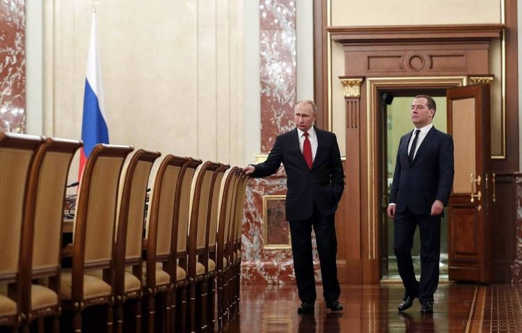 Ο Πρωθυπουργός της Ρωσίας Ντιμίτρι Μεντβέντεφ υπέβαλε την παραίτηση του στον Πούτιν