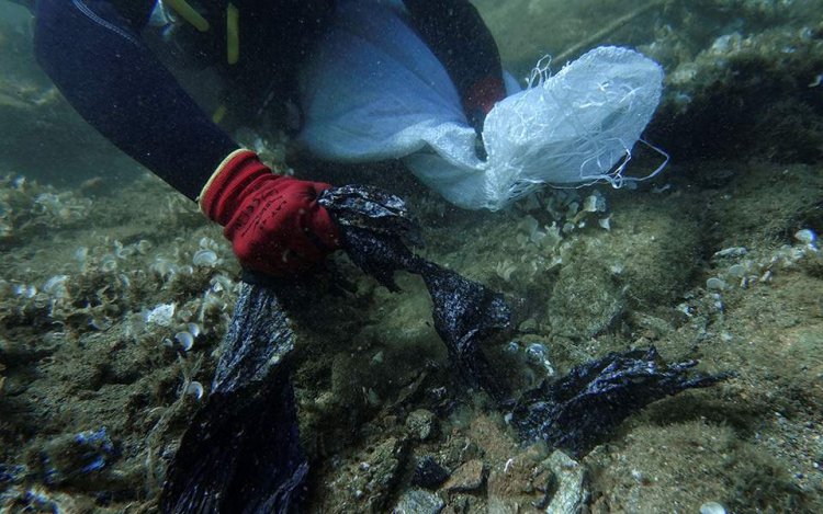 ΥΠΕΝ: Δέσμευση για στήριξη στο έργο της απορρύπανσης του θαλάσσιου πυθμένα της Άνδρου