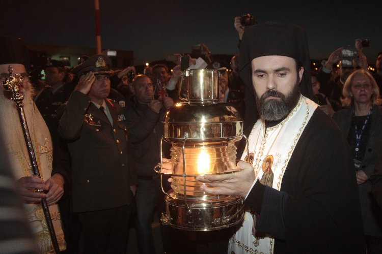 Coronavirus Εκκλησία - Έξαρχος Παναγίου Τάφου: Το Πατριαρχείο Ιεροσολύμων μερίμνησε να φτάσει το Άγιο Φως στην Ελλάδα