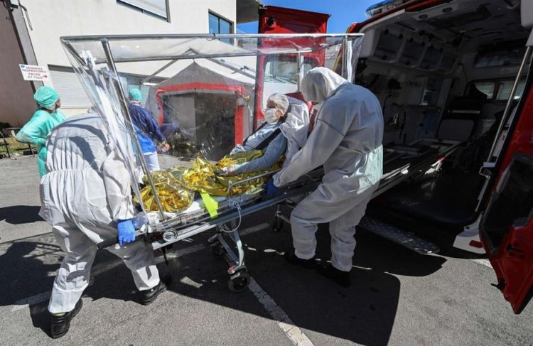 Coronavirus Pandemic : Περισσότεροι από 17.000 θάνατοι στη Γαλλία, μείωση για πρώτη φορά των νοσηλευόμενων ασθενών