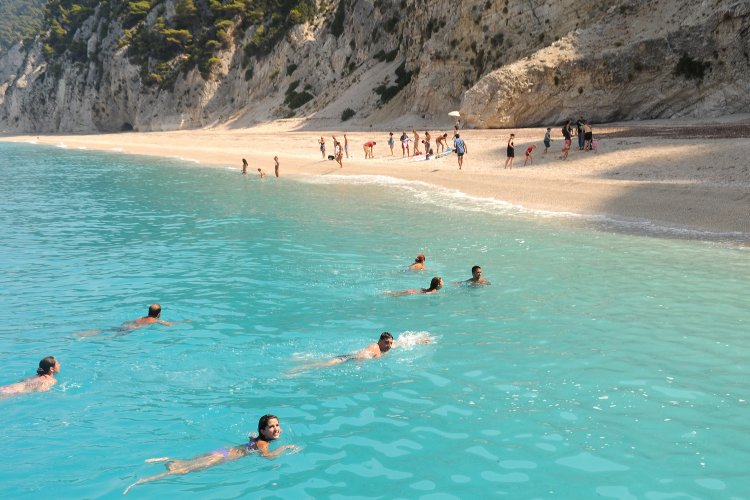 Coronavirus Travel: Το μπάνιο σε θαλασσινό νερό ή σε πισίνα που χλωριώνεται είναι ασφαλές!! Η καυτή άμμος δεν μεταδίδει τον ιό!!