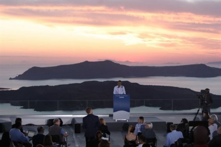 Reopening of Greek Tourism: Το ηλιοβασίλεμα της Σαντορίνης σε όλα τα διεθνή μέσα
