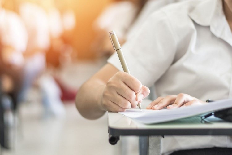 Education & Exams–Πανελλήνιες 2020: «Ιδιαιτέρως απαιτητικά» τα θέματα στην Νεοελληνική Γλώσσα και την Έκθεση [Θέματα, Απαντήσεις, Σχολιασμός]