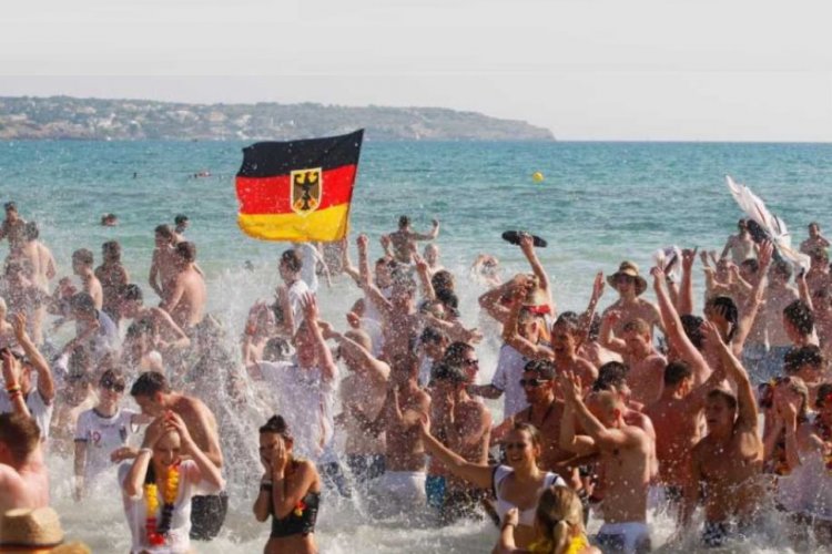 Reopening Tourism: «Μάχη» δίνουν Ελλάδα - Ισπανία για τους Γερμανούς τουρίστες