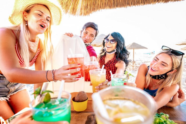 Coronavirus - Beach bars : Τι ισχύει για φαγητό και ποτό στις παραλίες έως τέλος Ιουλίου