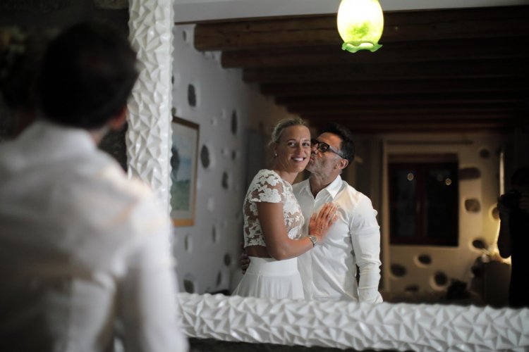 Coronavirus Wedding: Ένας διαφορετικός γάμος στη Μύκονο!! Ζευγάρι παντρεύτηκε με μόλις τρεις καλεσμένους [pics]