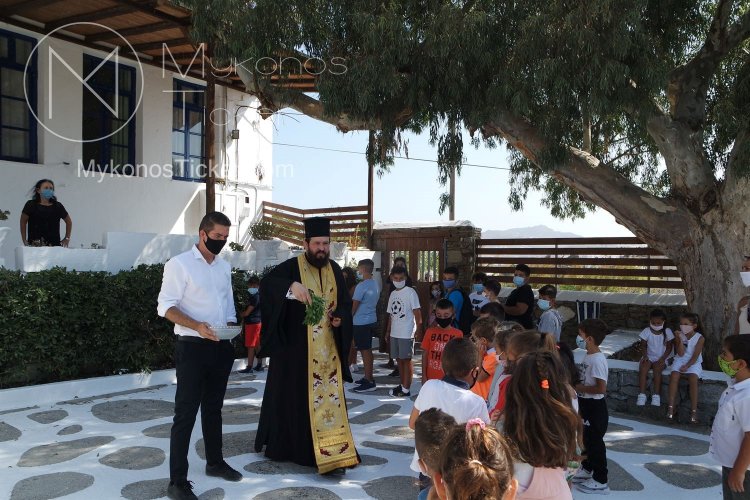 Mykonos: Αγιασμός για την νέα σχολική χρονιά στο Δημοτικό σχολείο Ανω Mεράς (εικόνες- video)