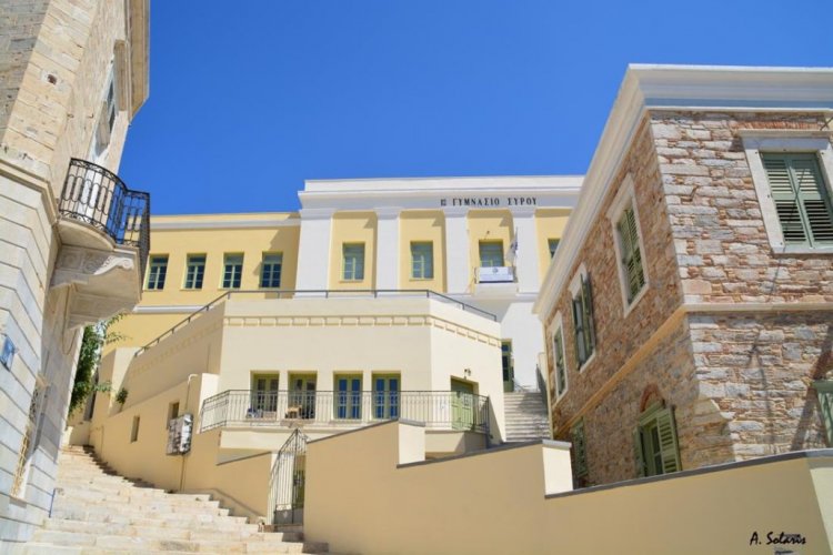 Municipality of Syros: Υπεγράφη η σύμβαση  για το έργο της ενεργειακής αναβάθμισης των Γυμνασίων Σύρου