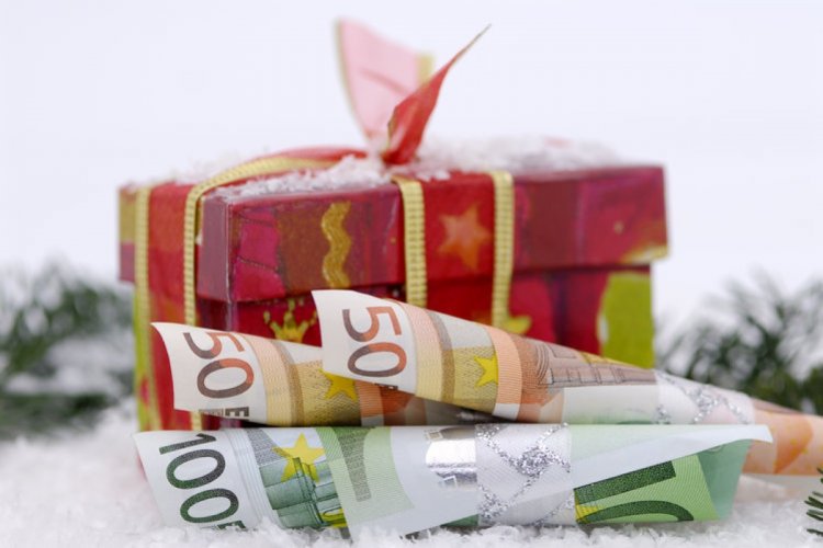 Christmas Bonus: Καταβάλλεται στους λογαριασμούς των δικαιούχων τη Δευτέρα - Τι ισχύει για την αναστολή εργασίας