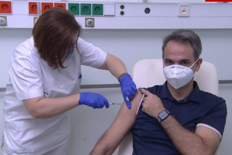 Coronavirus Vaccination: Μετά το κράξιμο, το Μαξίμου κόβει τους εμβολιασμούς και τις selfie των «δικών μας παιδιών»