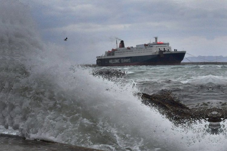 Ferry Routes – Sailing ban: Δεμένα παραμένουν και σήμερα τα τα πλοία σε Πειραιά, Ραφήνα και Λαύριο λόγω θυελλωδών ανέμων έως 10 μποφόρ