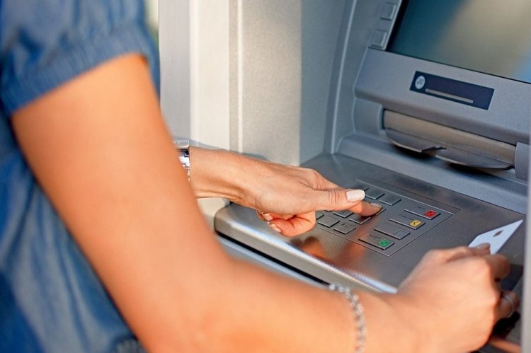 ATM Banking: Μεγάλη Απάτη ηλεκτρονικών καρτών στα ΑΤΜ - Τι είναι το Card Skimming, το Card Trapping και το Cash trapping!!