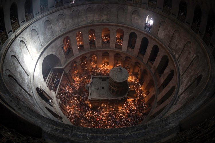 Holy fire Ceremony: Δείτε live την τελετή αφής του Αγίου Φωτός από τον Πανάγιο Τάφο στα Ιεροσόλυμα