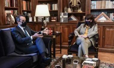 PM Mitsotakis - President Sakellaropoulou: Θα ανοίξει σύντομα η συζήτηση για διευκολύνσεις στους εμβολιασμένους