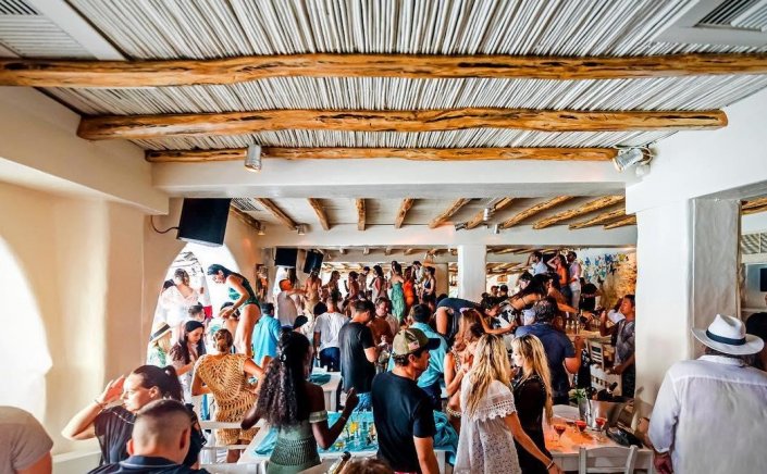 Loosening restrictions for summer: Τι ισχύει για Εστίαση, Διασκέδαση, Ταξίδια με Πλοίο & Αεροπλάνο προς τα νησιά, και Αθλητισμό [Όλες οι αλλαγές]