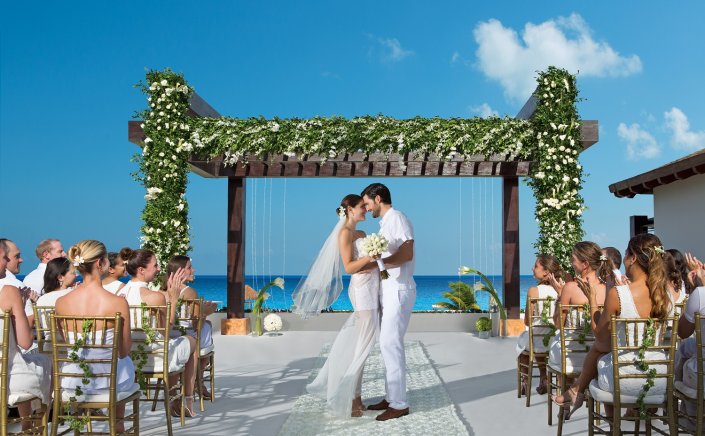 Post-lockdown entertainment: Kαθήμενοι και στις δεξιώσεις Γάμων και Βαπτίσεων!! Θα χορεύουν μόνο η νύφη και ο γαμπρός!!