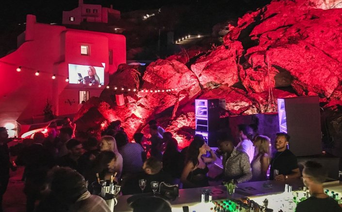 Mykonos: Δύο κορωνοπάρτι με πάνω από 900 καλεσμένους πρόλαβε η ΕΛ.ΑΣ [Videos]