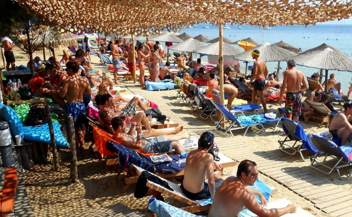 Coronavirus: Ο κίνδυνος της…. ξαπλώστρας, το άνοιξε - κλείσε της Μυκόνου και ο δύσκολος Σεπτέμβριος