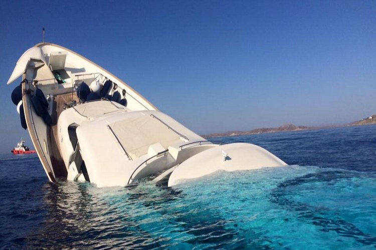 Naxos: Σκάφος με 8 άτομα βυθίστηκε στη Νάξο – Συναγερμός στο Λιμενικό
