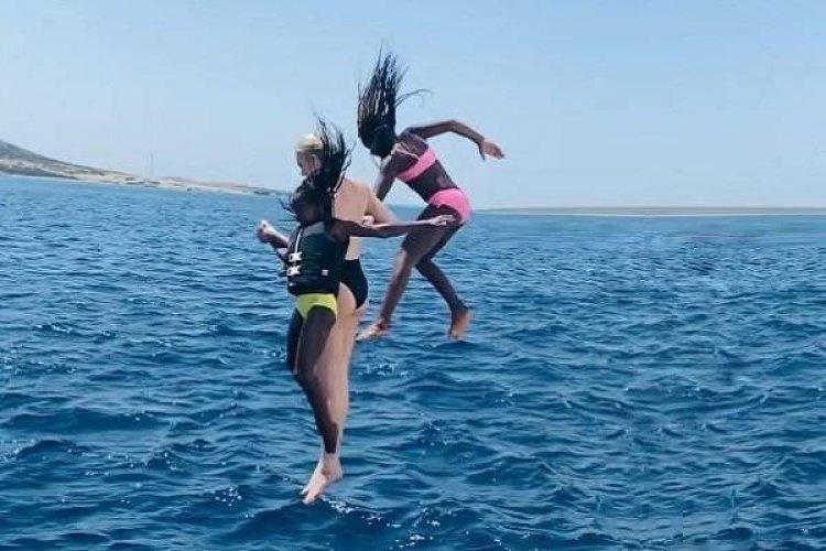 Charlize Theron!! Βουτιές από το ιδιωτικό της yacht, μαζί με τις δυο κόρες της!! [Video]