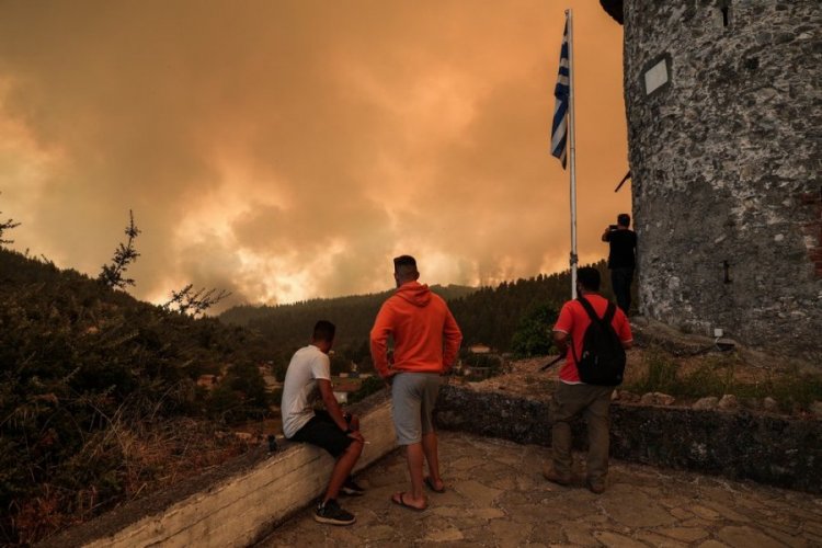 Fires in Greece: Μήνυση για τις πυρκαγιές σε Εύβοια - Αττική, κατέθεσε δικηγόρος στην εισαγγελία Πρωτοδικών