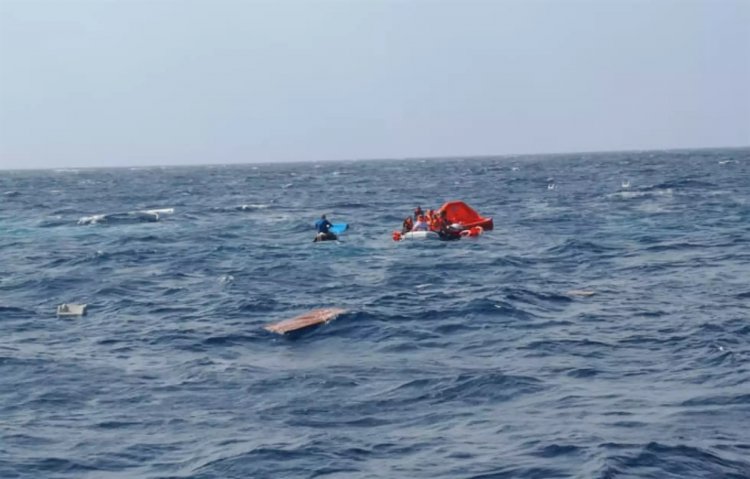 Milos: Σώοι οι 18 ναυαγοί της θαλαμηγού, μεταξύ τους τρεις ανήλικοι - Πώς έγινε η επιχείρηση διάσωσης