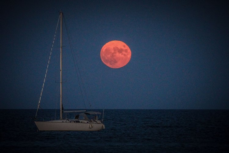 August’s Full Moon: Το αυγουστιάτικο φεγγάρι, οι οπτικές απάτες και οι μύθοι της Σελήνης