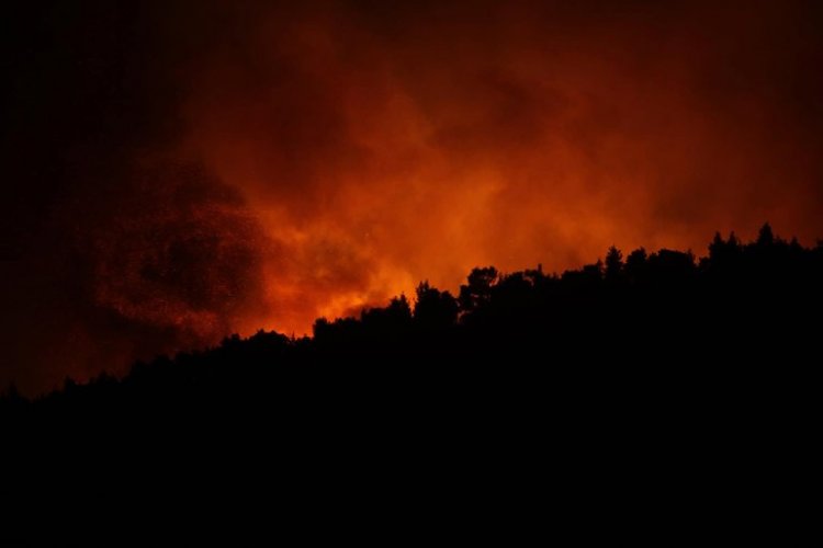 Wildfires: Δείτε LIVE εικόνα από δορυφόρο!! Δύσκολη νύχτα για Βίλια και Κερατέα!! Μάχη να μην καούν και άλλα σπίτια!!