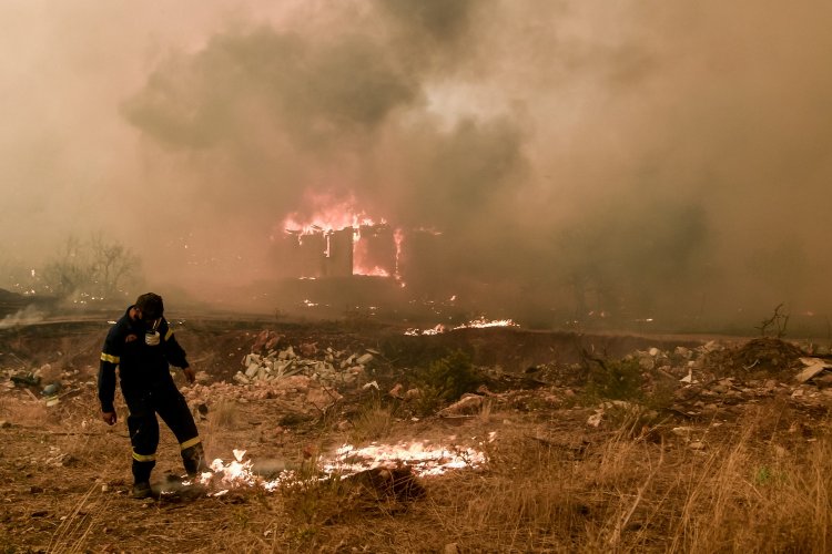 Wildfires: Ατελείωτος εφιάλτης στα Βίλια!! Προς το πεδίο βολής Μεγάρων κατευθύνεται η φωτιά, μάχη με τις αναζωπυρώσεις!!