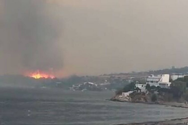 Wildfires: Σε δύο μέτωπα η Φωτιά στην Κάρυστο - Εκκενώνονται το Μαρμάρι και δύο οικισμοί [Εντυπωσιακό Video]