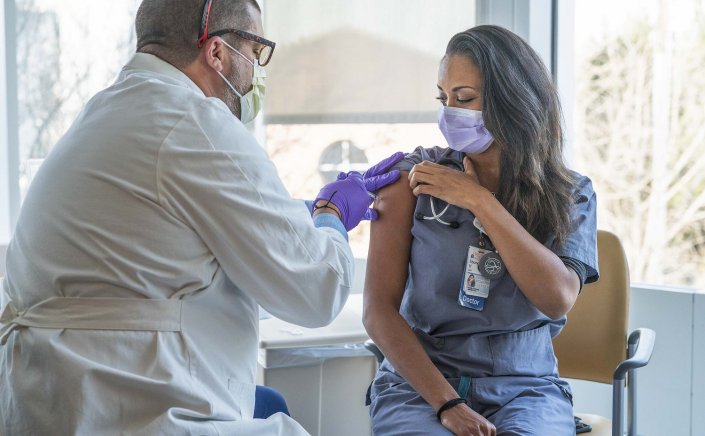 Vaccination: Έρχεται υποχρεωτικός εμβολιασμός και κυρώσεις για τους ανεμβολίαστους ιδιώτες γιατρούς