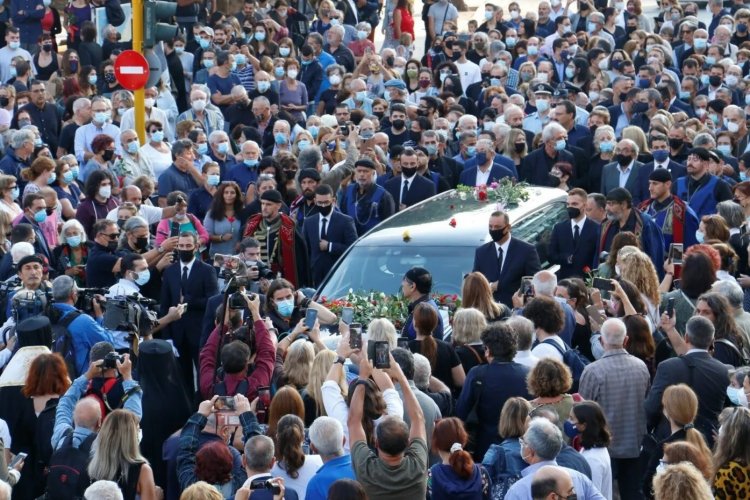 Mikis Theodorakis: Ρίγη συγκίνησης στα Χανιά – 96 βρακοφόροι και πλήθος κόσμου αποχαιρετούν τον Μίκη Θεοδωράκη [Video]