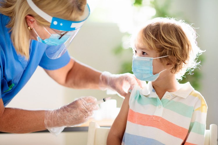 Vaccination: Τι θα συμβεί αν οι γονείς διαφωνούν για τον εμβολιασμό του παιδιού τους