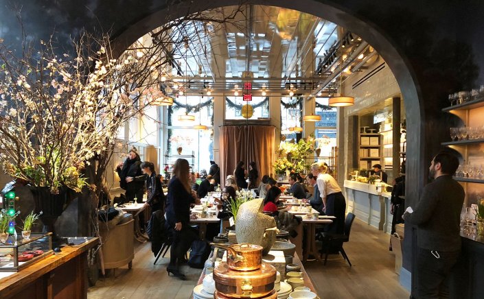 Covid-19 Curbs: Σχέδιο για περισσότερες ελευθερίες στους εμβολιασμένους, σε «σημείο κανονικότητας»