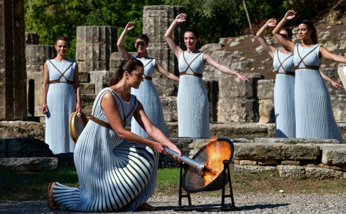 Olympic Lighting Ceremony: Άναψε η Ολυμπιακή Φλόγα στην Αρχαία Ολυμπία - Για τους Χειμερινούς Αγώνες στο Πεκίνο [pics+video]