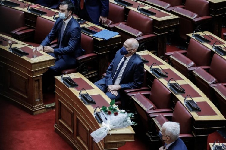 Parliament: Κλείνει η Βουλή, σε ένδειξη πένθους για τον θάνατο της Φώφης Γεννηματά, «παγώνει» το νομοθετικό έργο, λουλούδια στο έδρανο της