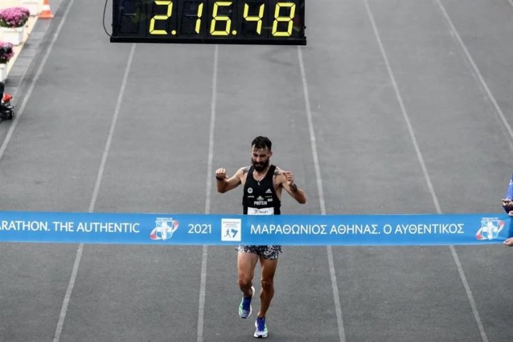 Athens Marathon: Νικητής με ιστορικό ρεκόρ ο Κώστας Γκελαούζος στον Μαραθώνιο 2021