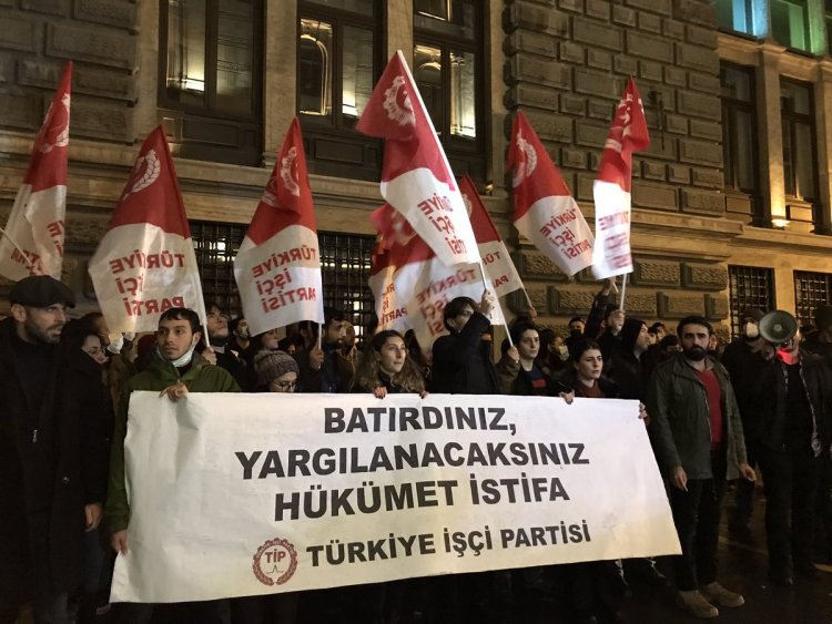 Turkish lira in free fall: Τρόφιμα με δελτίο και κόσμος στους δρόμους που ζητά παραίτηση του Ερντογάν