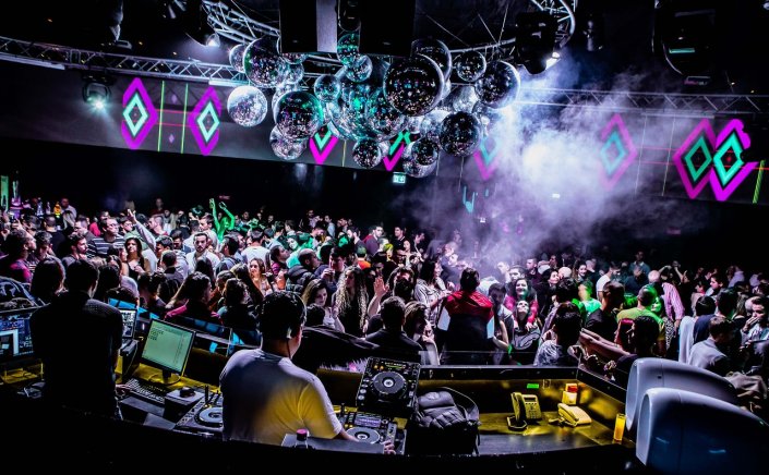 New COVID curbs:  Η ραγδαία αύξηση των κρουσμάτων φέρνει σενάρια για αναστολή λειτουργίας των νυχτερινών κέντρων