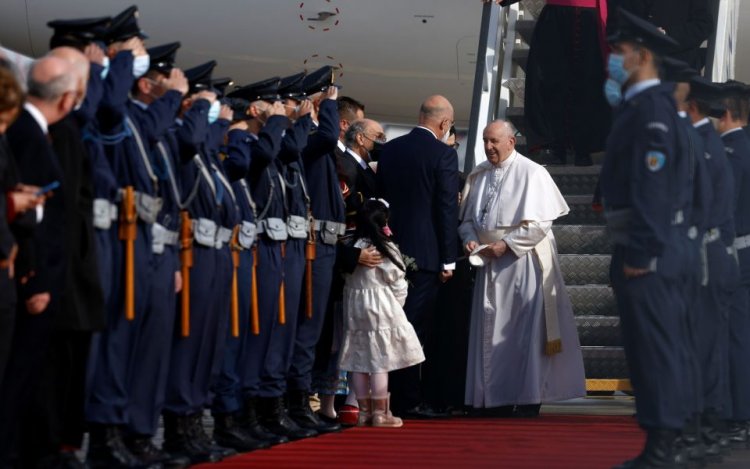 Pope Francis: Έφτασε στην Ελλάδα ο πάπας Φραγκίσκος