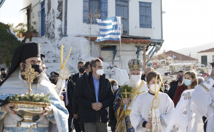 PM Mitsotakis: «Το πραγματικό νόημα των Φώτων είναι η αλήθεια, η οποία σώζει»