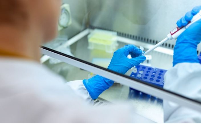 Covid-19 reinfections: Πόσο συχνές είναι οι επαναλοιμώξεις και πώς ενισχύουν την ανοσία