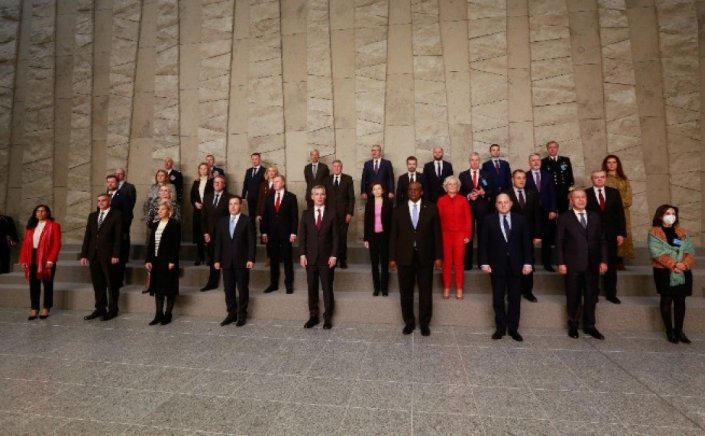 NATO Defence Ministers: Ενισχύουμε τις χερσαίες δυνάμεις μας στα ανατολικά- Απειλή οι ενέργειες της Ρωσίας