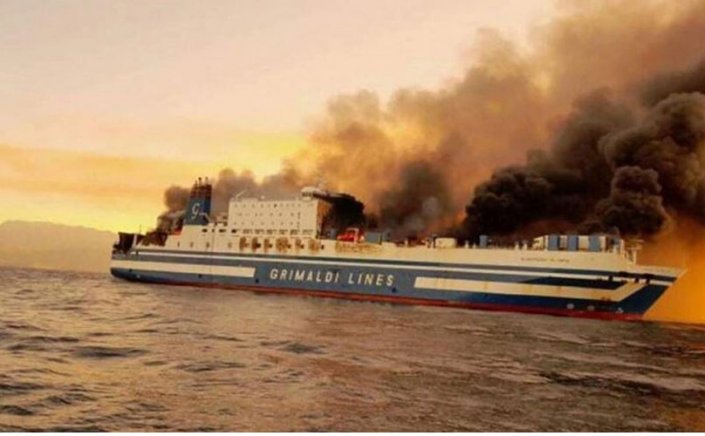 Fire breaks out on ferry: Φωτιά σε πλοίο στην Κέρκυρα: «Να χυθεί άπλετο φως στο περιστατικό» ζητά η ΠΝΟ