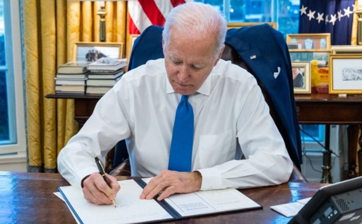 Biden's Executive Order: Διάταγμα του Μπάιντεν βάζει στο στόχαστρο την οικονομική δραστηριότητα στις περιοχές των φιλορώσων αυτονομιστών