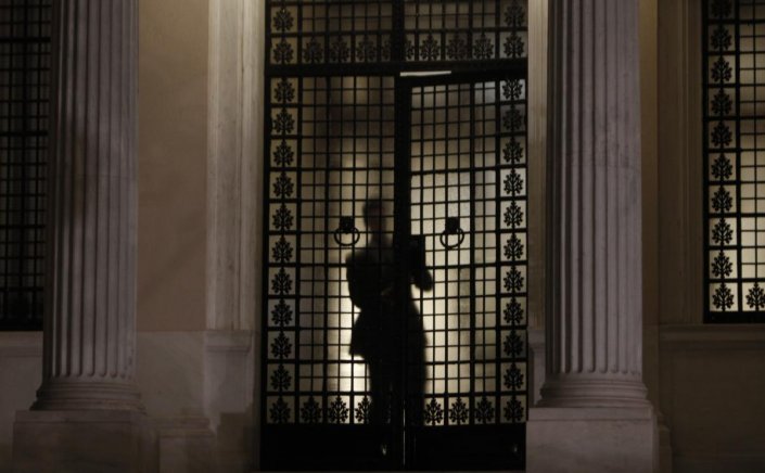 Behind the Politics: Πώς αποκωδικοποιούν τα δημοσκοπικά ευρήματα στην κυβέρνηση; Σε ποιο κοινό «στοχεύουν»