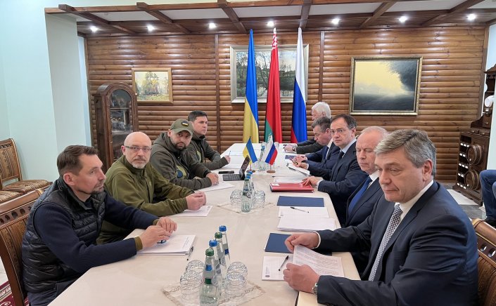 3rd Round Of of Ukraine-Russia Talks:  Με "μικρές θετικές εξελίξεις" για τους ανθρωπιστικούς διαδρόμους ολοκληρώθηκε ο τρίτος γύρος των διαπραγματεύσεων