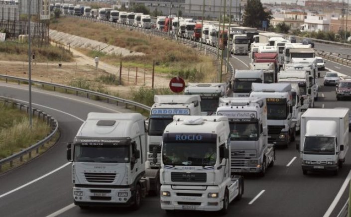 Federation of Road Transport: Σε αδιέξοδο οι Έλληνες μεταφορείς - Απειλούν με χειρόφρενο μέσα στη Μεγάλη Εβδομάδα