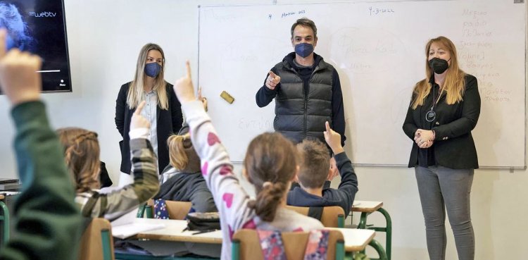 PM Mitsotakis- Syros: Αποκάλυψη Μητσοτάκη σε σχολείο στη Σύρο - Πιστεύω ότι σύντομα θα απαλλαγούμε από τις μάσκες εντός της τάξης